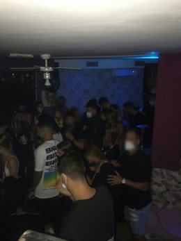 Sorprenden en un bar de Santa Cruz a unas cuarenta personas encerradas sin cumplir las medidas sanitarias