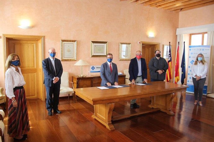 El conseller de Turismo y Deportes del Consell de Mallorca, Andreu Serra, y el rector de la UIB, Lloren Huguet, durante la firma del convenio de colaboración.