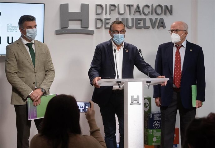 El presidente de la Diputación, Ignacio Caraballo; el presidente del Colegio de Farmacéuticos, Jorge J. García Maestre, y el experto inmunólogo Antonio Núñez, durante la presentación de la campaña.