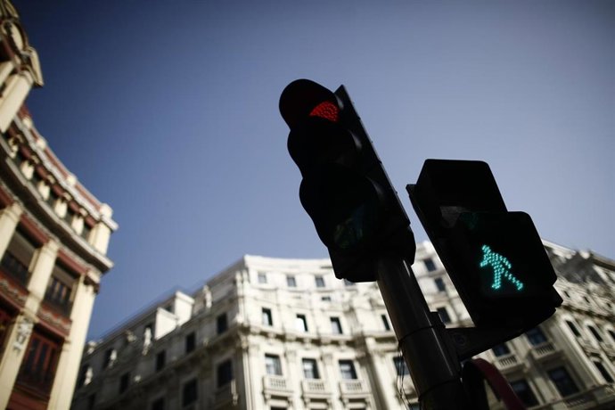 Semáforo en verde para los peatones y en rojo para los coches en el barrio de las Cortes.