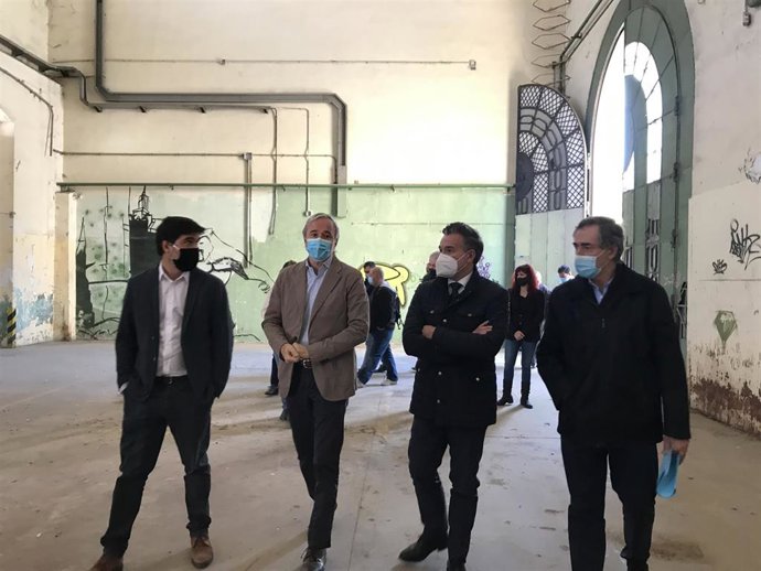 El alcalde de Zaragoza, Jorge Azcón, el consejero municipal de urbanismo, Víctor Serrano; y el  presidente de Las Fuentes, Horacio Royo, en la antigua fábrica de Giesa