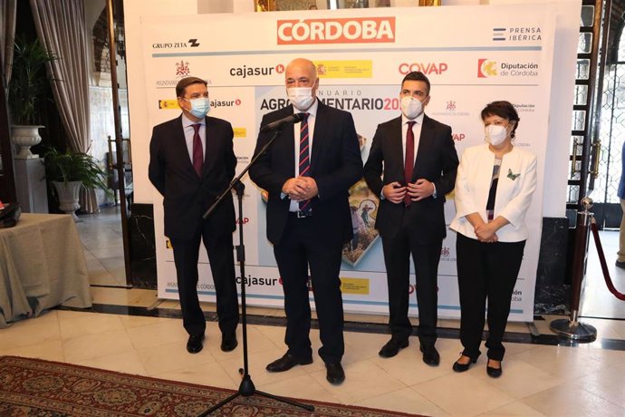 El presidente de la Diputación de Córdoba, Antonio Ruiz (centro), junto al ministro de Agricultura, Pesca y Alimentación, Luis Planas (izda.), atiende a los medios de comunicación antes de presentar el Anuario Agroalimentario 2020 de 'Diario Córdoba'