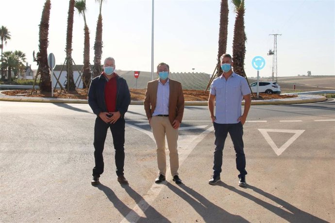 El delegado de Medio Natural y carreteras de la Diputación de Córdoba, Francisco Palomares (centro), en su visita a La Carlota