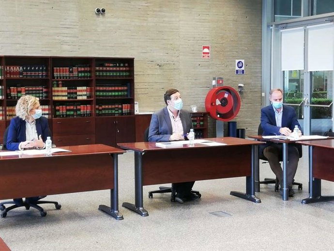 El secretario general de Educación, Francisco Javier Amaya, --en el centro-- en la Sectorial de Educación de Extremadura