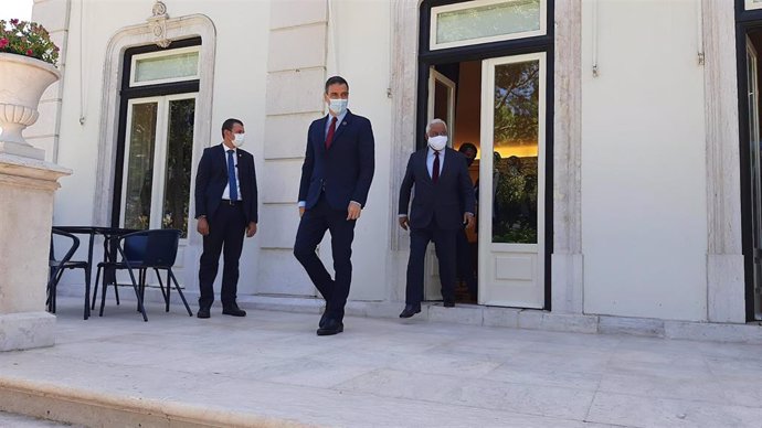 El presidente del Gobierno, Pedro Sánchez (i); y el primer ministro de Portugal, António Costa (d), se dirigen a ofrecer una rueda de prensa tras su encuentro en el Palacio de So Bento, en Lisboa (Portugal), a 6 de julio de 2020.