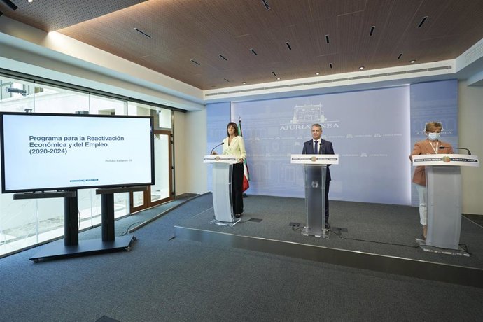 El Lehendakari, Iñigo Urkullu, con las consejeras Idoia Mendia y Arantxa Tapia