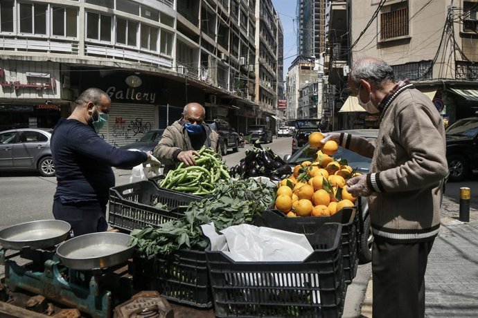 Personas comprando frutas y verduras en la capital de Líbano, Beirut, durante la pandemia de coronavirus