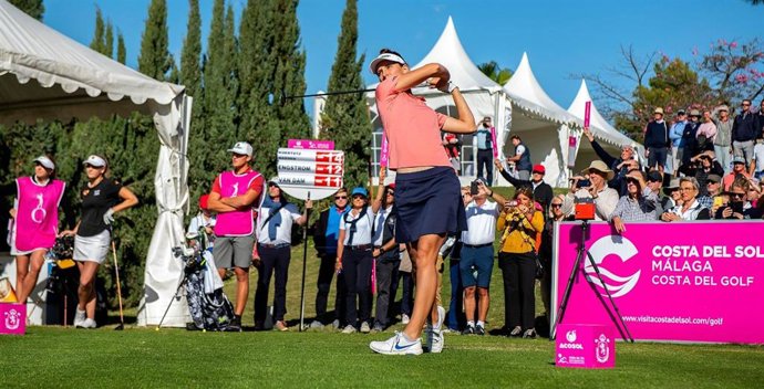 Una jugadora de golf en uno de los torneos celebrados en la Costa del Sol