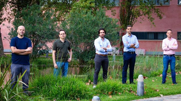 Desde la izquierda, los investigadores de la UPO Miguel García, Federico Divina, Fernando Delgado, Francisco Gómez y Domingo Savio Rodríguez.