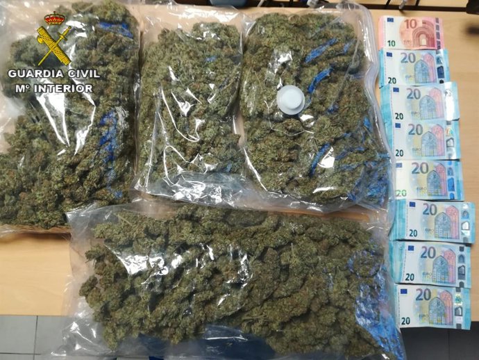 Marihuana intervenida a dos jóvenes portugueses, que acababan de adquirirla en O Porriño (Pontevedra). Tanto los compradores como los dos vendedores fueron detenidos.