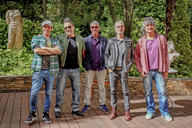 (I-D) Kike Turrón (periodista), Andrés Calamaro (cantante de ‘Los Rodríguez’), Germán Vilella (batería de ‘Los Rodríguez’), Ariel Rot (cantante de ‘Los Rodríguez’), y Kike Babas (periodista) durante la presentación