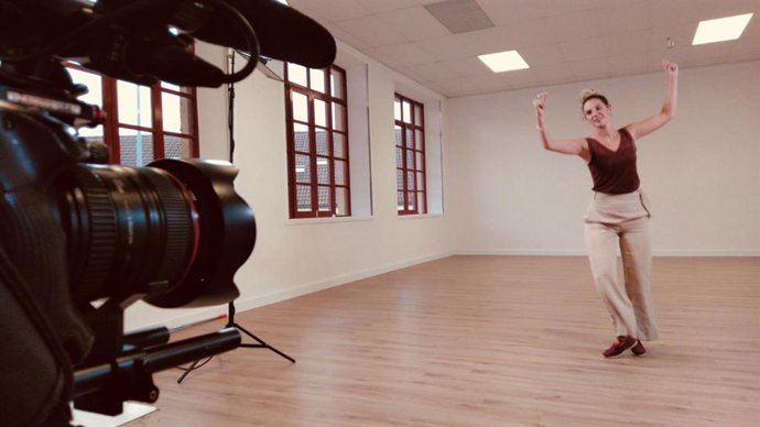 Aiko Taldeko kide bat dantza grabatzen