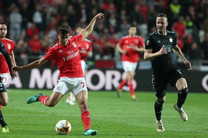 Jota jugando con el Benfica