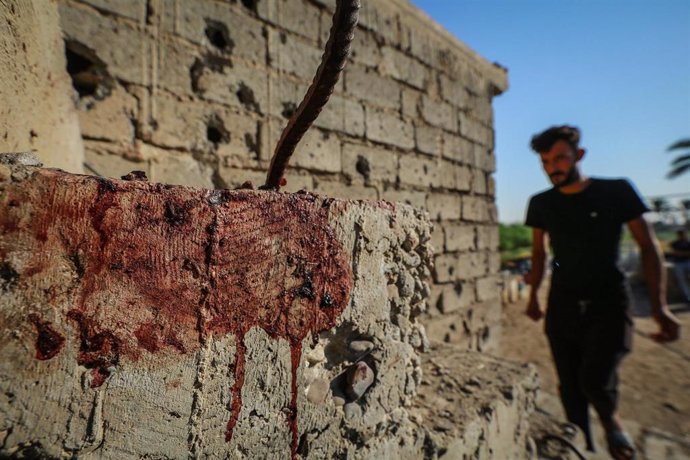 Manchas de sangre tras el impacto contra una vivienda de dos proyectiles disparados contra el aeropuerto de la capital de Irak, Bagdad