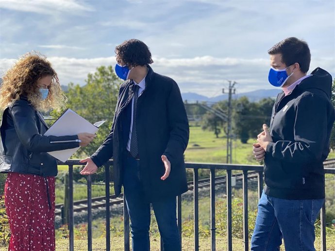 La delegada del Gobierno, Ainoa Quiñones, y el alcalde de Astillero, Javier Fernández Soberón, en puente de la calle Sáinz y Trevilla, en Guarnizo (Astillero)