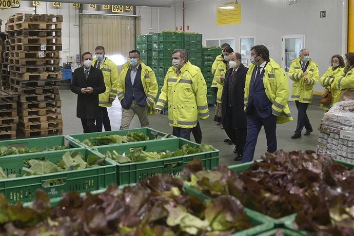 El conselleiro de Medio Rural,  José González, visita las instalaciones de Mercaverde del grupo empresarial Gadisa