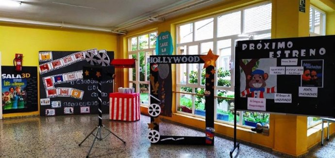 Decoración con elementos cinematográficos en el CEIP Antonio González de Lama, beneficiario de la II Convocatoria.