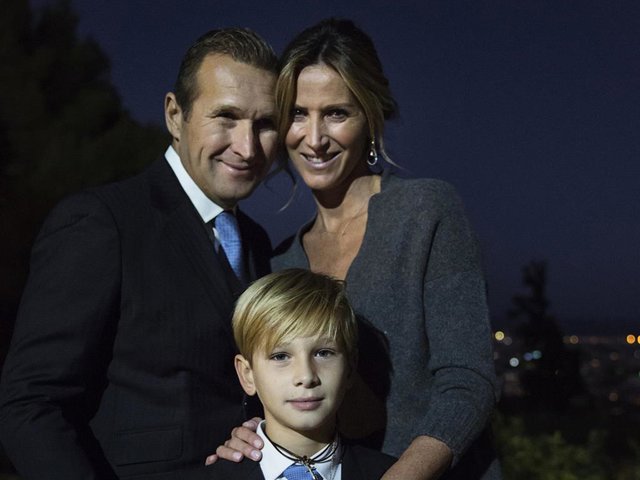 Alejandra Prat y Juan Manuel Alcarz junto a su hijo Amaro el día que el pequeño recibió la primera Comunión en Barcelona.