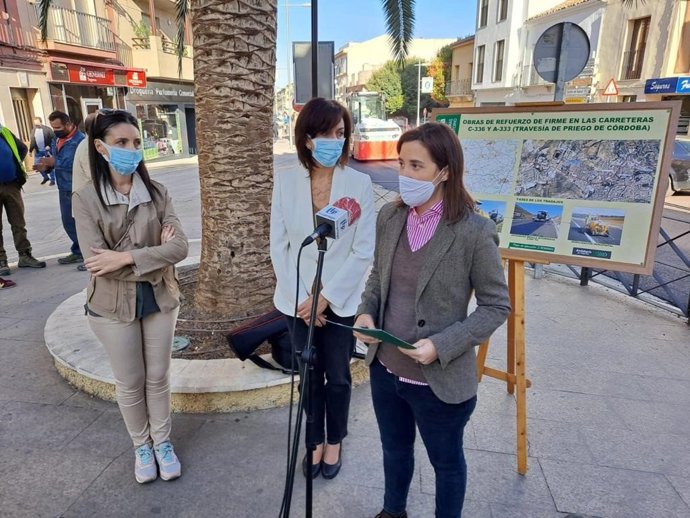 La delegada de Fomento, Infraestructuras y Ordenación del Territorio, Cristina Casanueva (dcha.), durante su visita a Priego de Córdoba