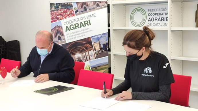 Imatge de la signatura del conveni de collaboració entre la FCAC i la Fundació Espigoladors, el 5 d'octubre del 2020. (Horitzontal)