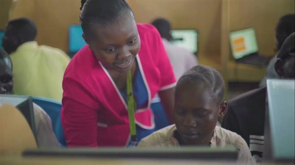 Una profesora y una alumna en Kenia, en el marco del Proyecto EachTeach