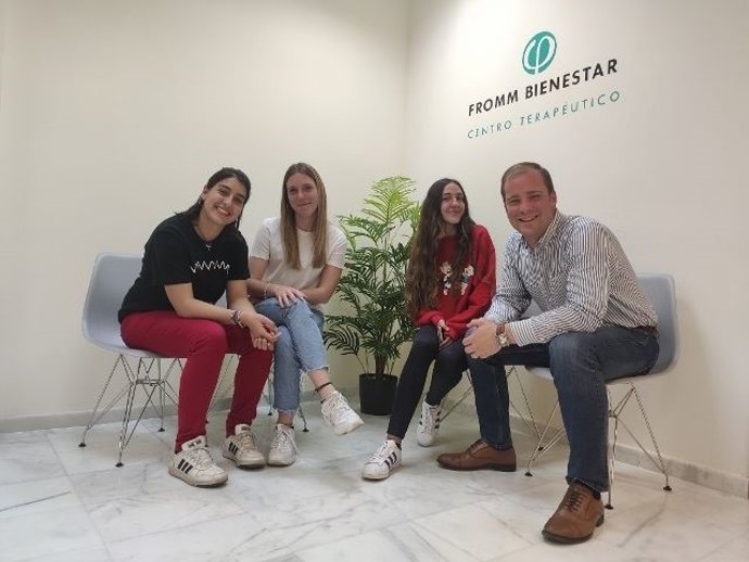 Antonio Molina y estudiantes de Educación Social