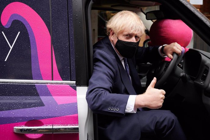 Boris Johnson con mascarilla
