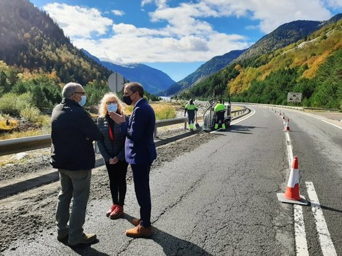 Pla general  on es pot veure el subdelegat de govern espanyol a Lleida, José Crespín, i la subdelegada d'Osca, Silvia Salazar, visitant els treballs d'adequació de l'N-230, el 5 d'octubre del 2020. (horitzontal)