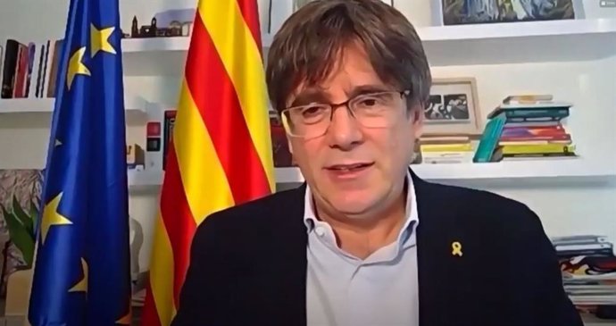 El presidente de JxCat y expresidente de la Generalitat, Carles Puigdemont, interviene en el acto de clausura del congreso fundacional del partido.