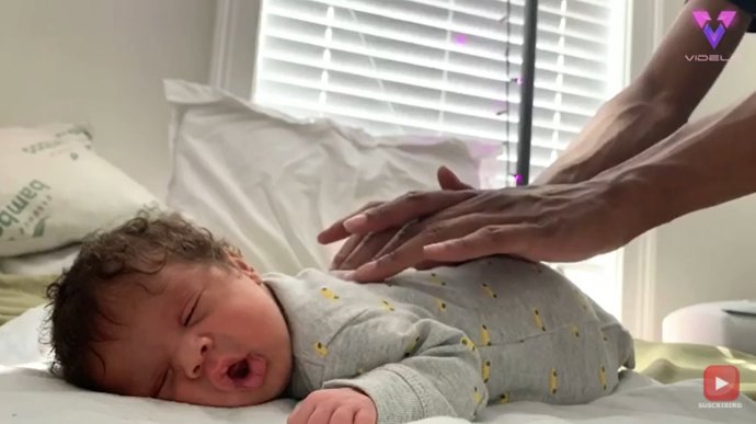 VÍDEO: Un bebé reacciona al masaje que le hace su padre