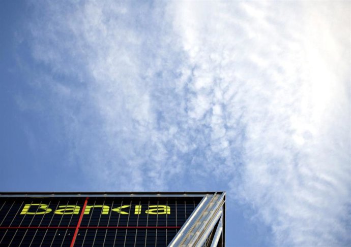 Logo de la entidad bancaria Bankia en su sede en una de las torres Kio de Madrid.