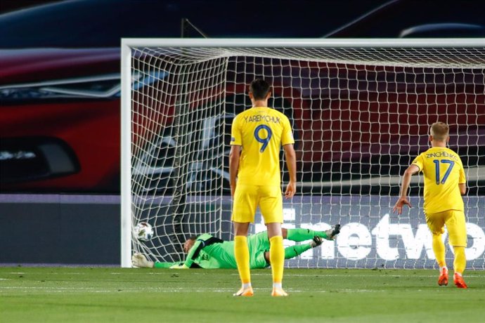 Pyatov intenta detener sin éxito el penalti lanzado por Sergio Ramos en el España-Ucrania de Liga de Naciones