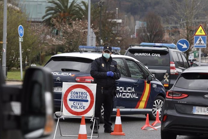 Efectivos de la Guardia Civil y de la Unidad de Intervención Policial (UIP) de la Policía Nacional realizan controles en la frontera con Francia, concretamente en el puente de Hendaya (Francia) que separa Irún (Guipúzcoa, País Vasco, España) de Francia 