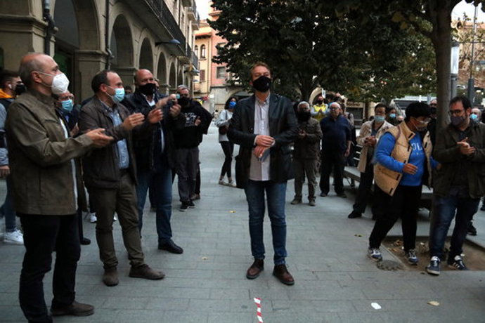 Pla obert de l'alcalde de Manlleu, lex Garrido, durant la concentració de suport. 5 d'octubre de 2020. (Horitzontal)