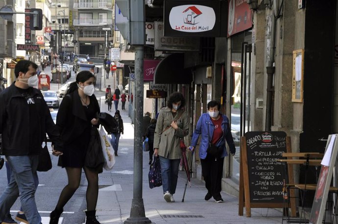 Vecinos de Ourense caminan por una de las calles del barrio de O Couto el mismo día en el que han prohibido las reuniones entre no convivientes ante el aumento de contagios de Covid-19. En Ourense, Galicia, (España), a 3 de octubre. Esta medida, impuest