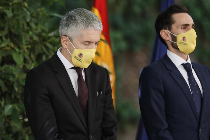 El ministro del Interior, Fernando Grande-Marlaska (i), y el secretario de Estado de Seguridad, Rafael Pérez Ruiz, en un acto en recuerdo a las víctimas del COVID-19