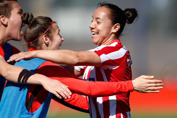 Charlyn Corral celebrando un gol con el Atlético