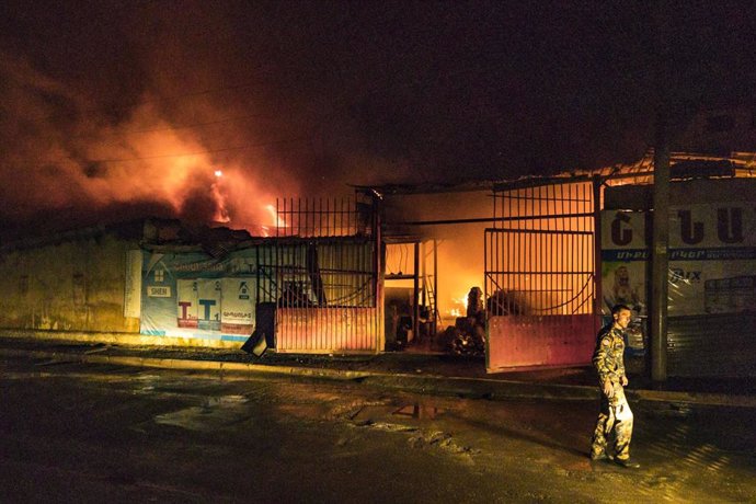 Un edificio en llamas en la ciudad de Stepanakert, en Nagorno Karabaj, durante los combates entre Armenia y Azerbaiyán