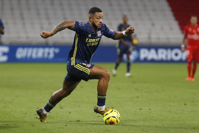 Memphis Depay en un partido con el Olympique de Lyon