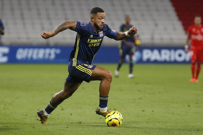 Fútbol.- El FC Barcelona no consigue ni a Depay ni a Eric García y se desprende 
