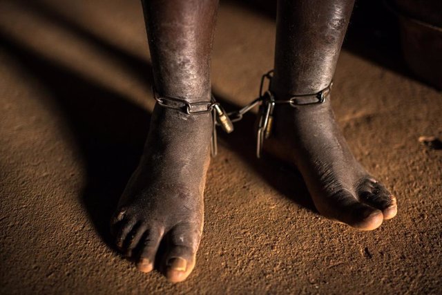 Un hombre con los pies encadenados en un centro de rehabilitación en Nigeria