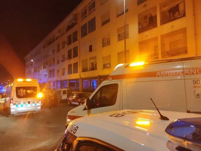 Medios de emergencia atendiendo a heridos en un incendio en la calle Olof Palme de Badajoz