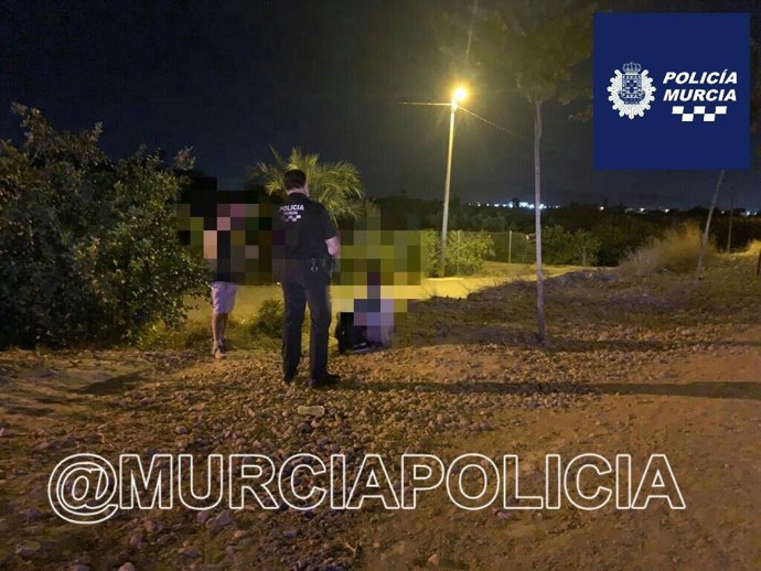 Imagen de un agente durante el aucilio prestado a la parturienta, en el suelo