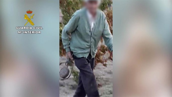 El investigado con un cepo en la mano.