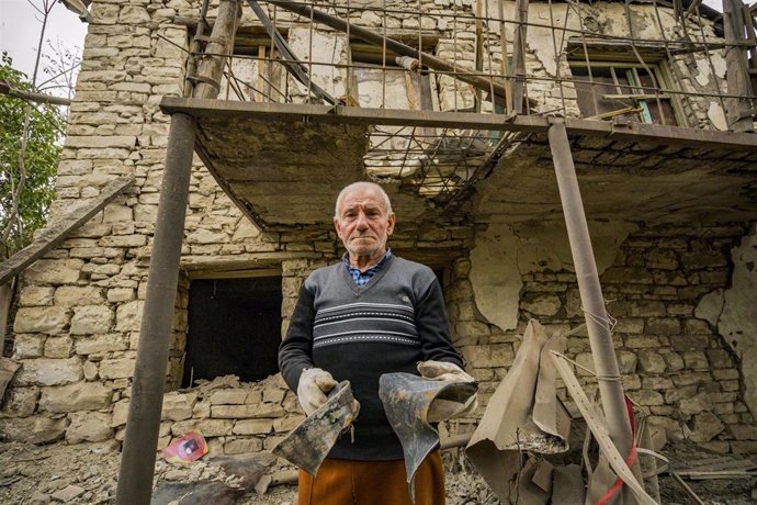 Un hombre con los restos de un proyectil disparado por las fuerzas azeríes en Nagorno Karabaj