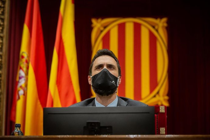 El presidente del Parlament, Roger Torrent, durante una sesión plenaria monográfica en el Parlament sobre la inhabilitación del expresidente de la Generalitat Quim Torra, en Barcelona, Catalunya (España), a 30 de septiembre de 2020. La Mesa del Parlamen