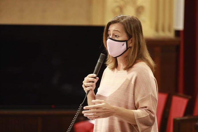 La presidenta del Govern, Francina Armengol, durante el pleno del Parlament.