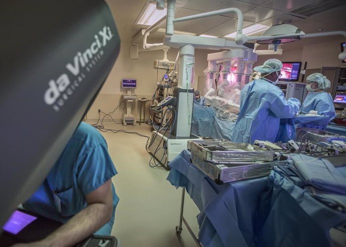 Un equipo quirúrgico de Cedars-Sinai realiza una cirugía robótica.