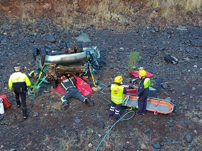 Efectivos del Consorcio de Bomberos tratando de liberar a uno de los ocupantes del vehículo