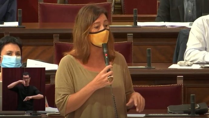 La presidenta del Govern, Francina Armengol, en el pleno del Parlament.